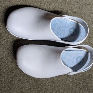 Women's timberland nursing clogs